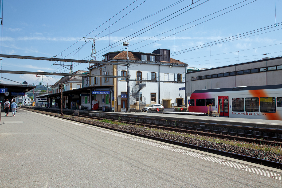 Der Bahnhof Yverdon-les-Bains (VD) am 18.05.2018.
Der Bahnhof ist normalspurigen Bereich ein Durchfahrtsbahnhof der SBB, zudem im Schmalspurbereich (rechts im Bild) ein Kopfbahnhof  der Travys (Transports Vallée de Joux–Yverdon-les-Bains–Ste-Croix).

