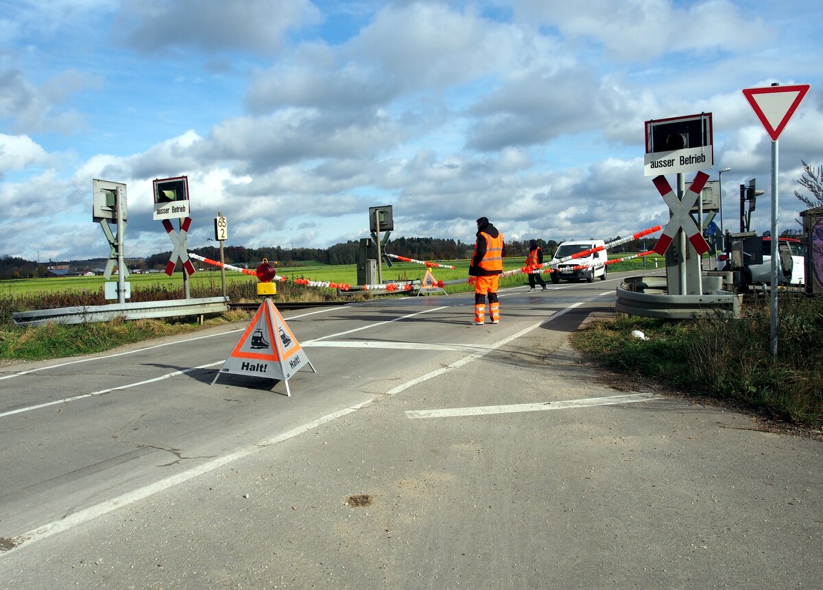 Der Bahnübergang bei Illertissen - Au (Illertalbahn) wurde vom Blitz getroffen und war mehrere Monate betriebsunfähig. Im Schichtbetrieb wurde der Übergag von jeweils zwei Personen auf der eingleisigen Strecke aufwendig abgesperrt bzw. freigegeben. Aufnahme am 13.11.2019.