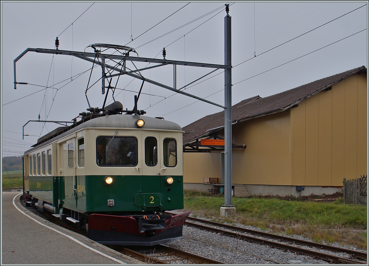 Der BAM BCFe 4/4 N° 2 wartet in Apples als Regelzug 10 auf die Abfahrt nach L'Isle Mont la Ville. 
24. Okt. 2015
