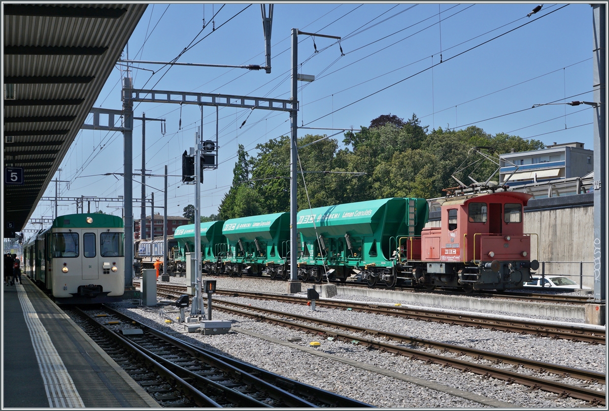 Der BAM MBC Te III 147 schiebt in Morges die normalspurigen Kieswagen auf die Rollbockanlage.

19. Juli 2021