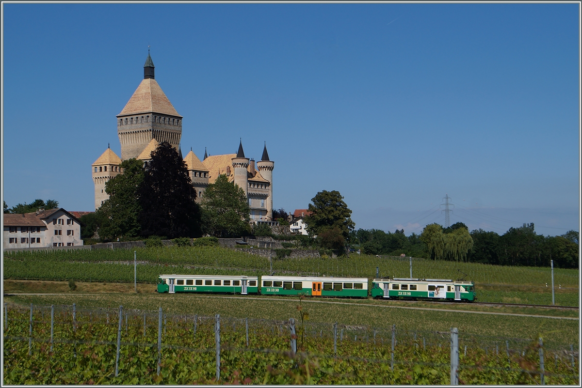 Der BAM Regionalzug 128 von Morges nach Bière beim Château de Vufflens. 
16. Juni 2014