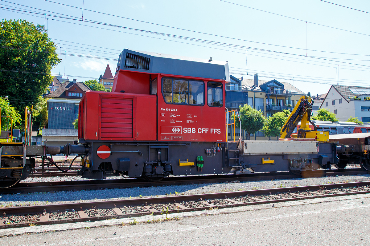 Der Bautraktor bzw. das Baudienstfahrzeug SBB Tm 234 008-1 „Ameise“ ist am 07.06.2015 beim Bahnhof Zrich-Tiefenbrunnen abgestellt.
