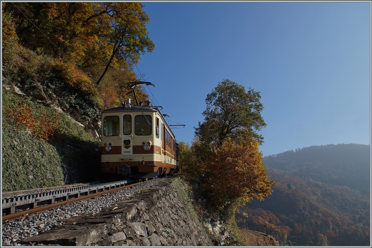 Der BDeh 4/4 302 mit einem Bt oberhalb von Aigle auf dem Weg nach Leysin. 
1.Nov. 2015