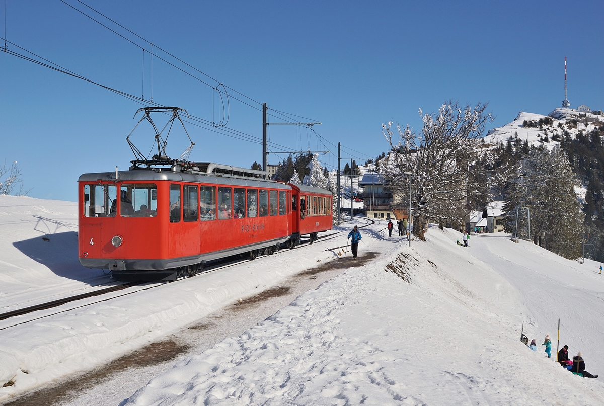 Der BDhe 2/4 N° 4 der RB ist von Vitznau kommend kurz vor Rigi Staffel unterwegs. 
1953 von SLM/BBC gebaut, betrugen die Anschaffungskosten Fr. 323'825.85. 
24. Feb. 2018