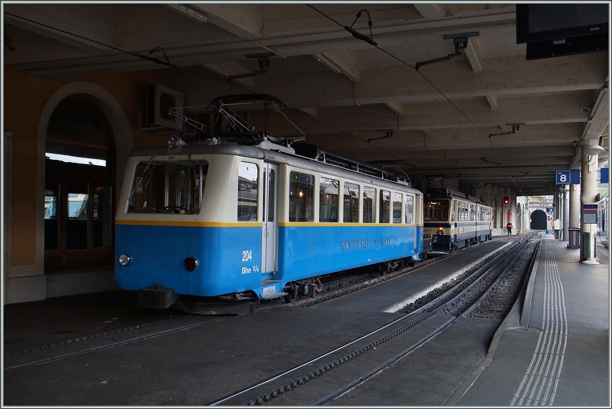 Der Beh 2/4 204 und eine Beh 4/8 warten in Montreux auf ihre nächten Einsätze. 
8. Dez. 2015