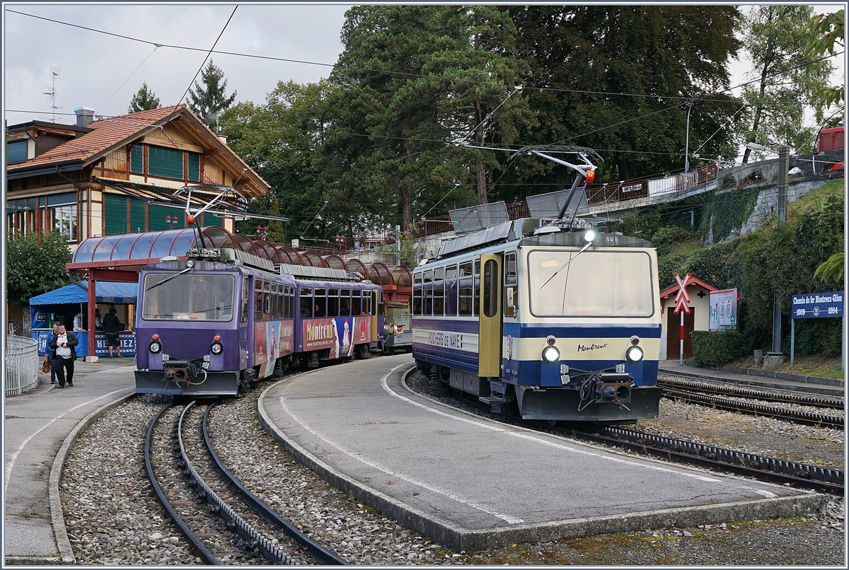 Der bergwärts fahrnede Bhe 4/8 303 kreutz den talwärts fahrenen Bhe 4/8 301 in Glion.
16. Sept. 2017