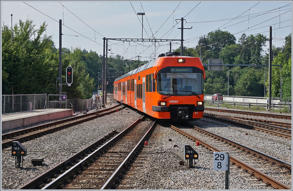 Der von Bern RBS kommende und als S8 nach Jegensdorf fahrende RBS Be 4/12 erreicht Worblaufen. 

10. Aug. 2020
