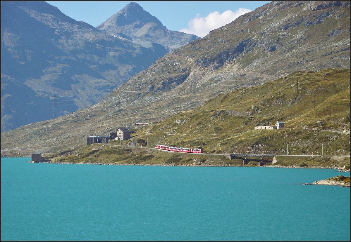 Der Bernina Express mit ABe 8/12 3514  Steivan Brunies  fährt entlang des Lago Bianco. Ospizio Bernina, August 2015.