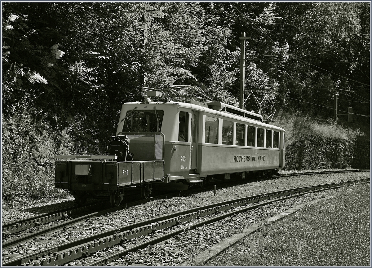 Der Bhe 2/4 203 mit Vorstellwagen F15 in Le Tremblex.
3. Juli 2016 