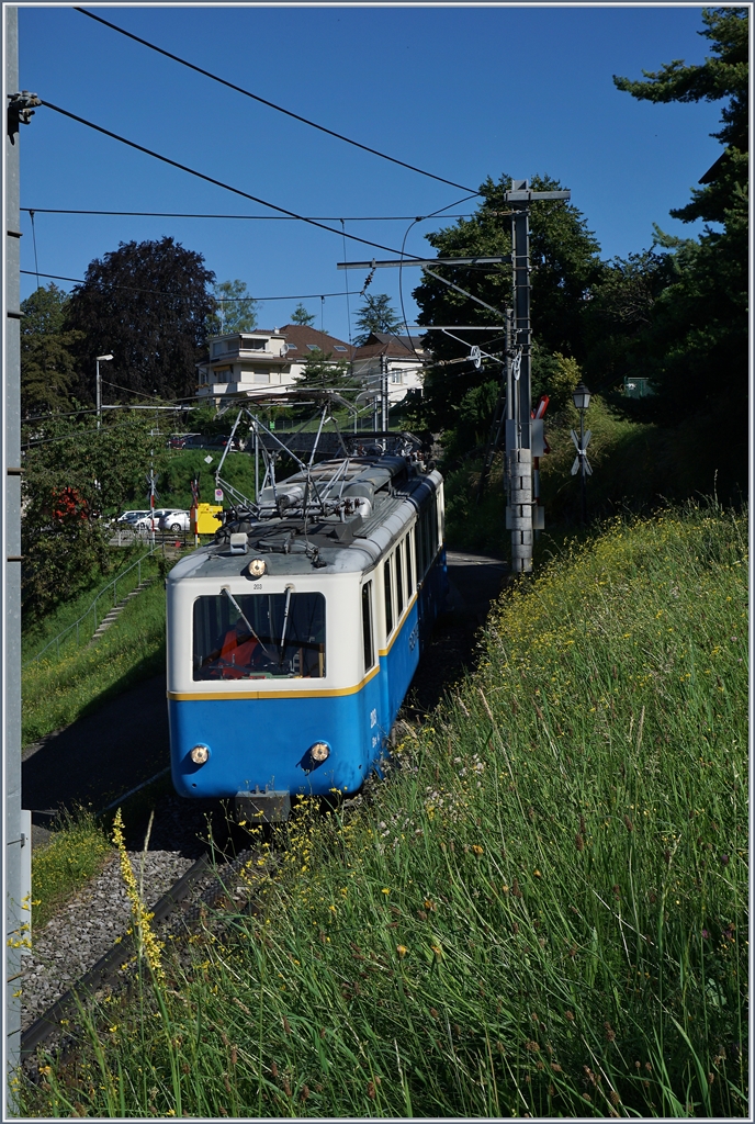 Der Bhe 2/4 203 verlässt Glion Richtung Montreux.
3. Juli 2016
