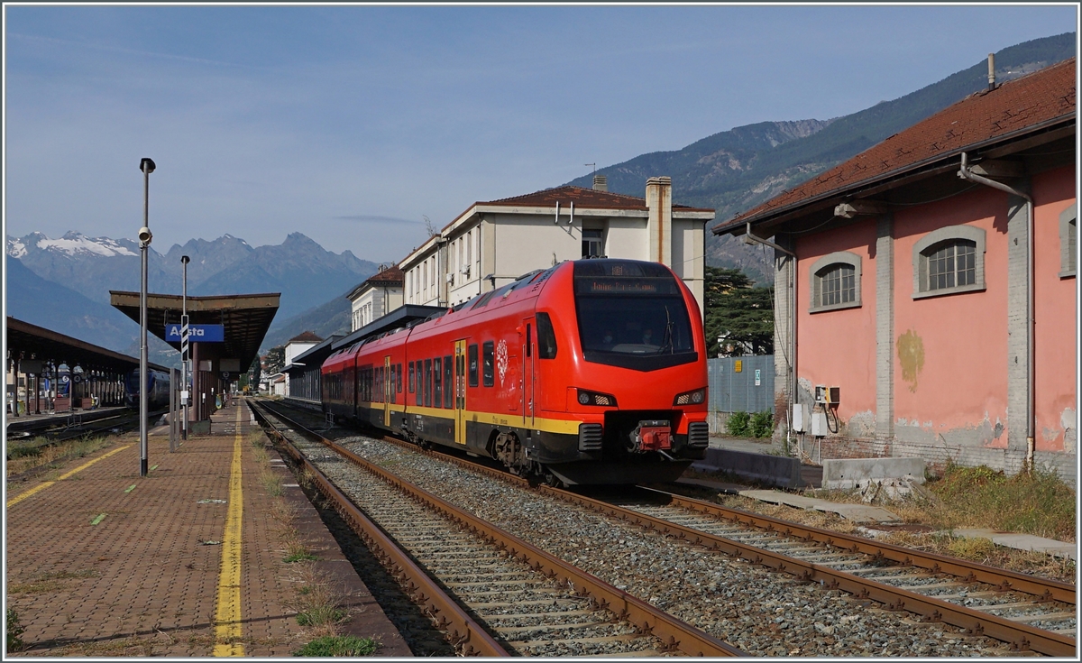 Der bimodulare FS Trenitalia BUM BTR 831 003 verlsst als Regionale 2722 Aosta mit dem Ziel Torino Porta Nuova. Der Zug kann mit Dieselmotoren oder elektrisch mit 3000 Volt Gleichstrom betreiben werden, verfgt fr die Achsanordnung Bo' 2'2'2' Bo' und die UIC Bezeichnung (des Antriebsmodul) lautet 90 83 1831 012-1 I-TI. 

27. September 2021
