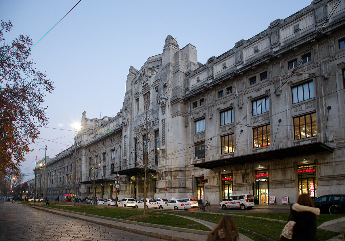 
Der Blick auf die Längsseite vom Bahnhof Milano Centrale (Mailand Zentral) von der Piazza IV Novembre am 28.12.2015.