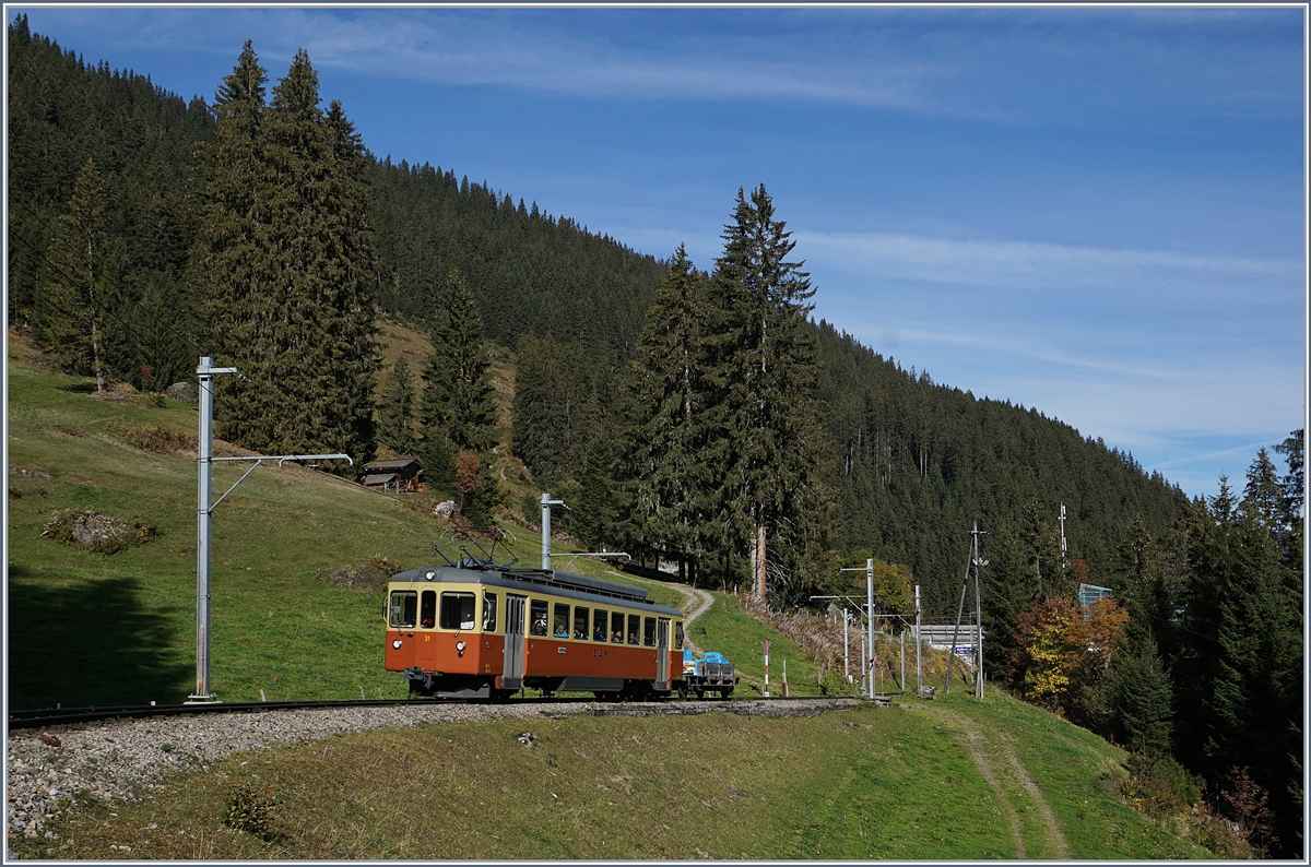 Der BLM Be 4/4 31 Lisi hat die Station Grütschalp (im Hintergrund, hinter den Tannen)  verlassen und ist nun auf dem Weg nach Mürren. 

17. Oktober 2018