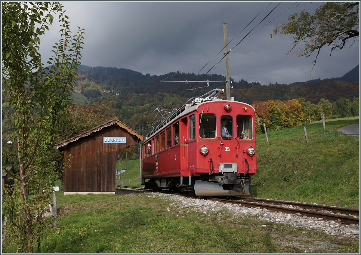 Der Blonay-Chamby Bernina Bahn ABe 4/4 I N° 35 auf seiner Fahrt nach Chaulin beim Halte in Cornaux. 

18. Okt. 2020