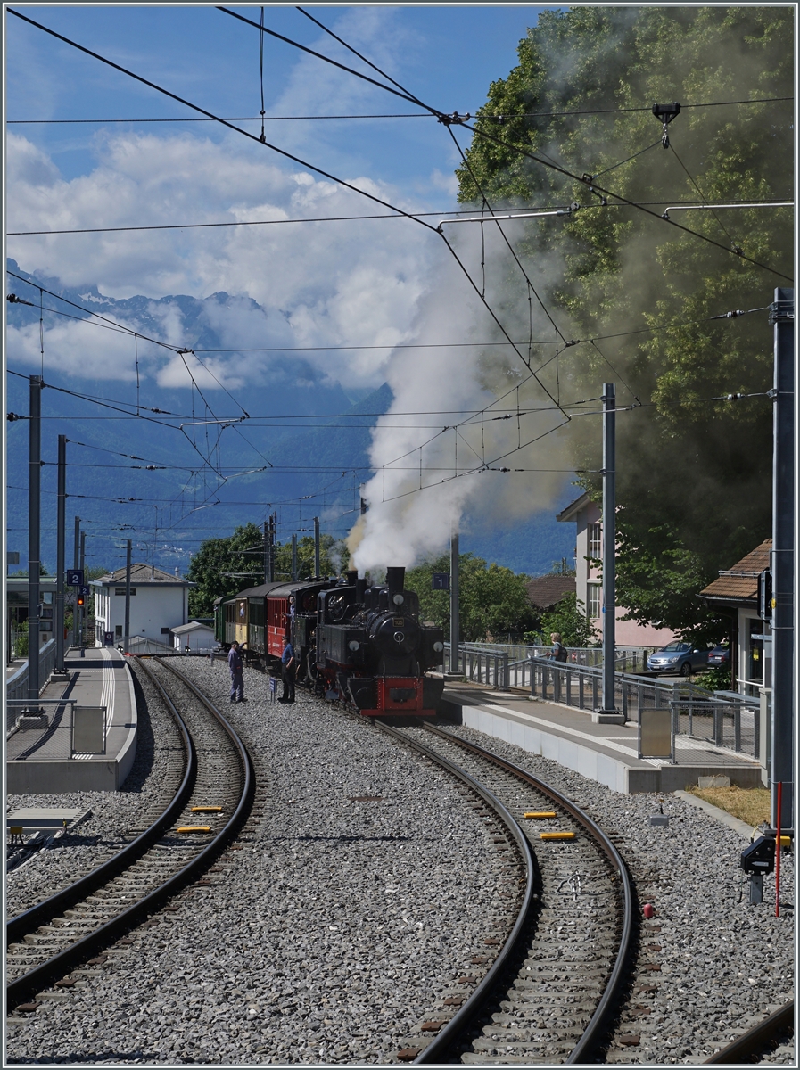 Der Blonay-Chamby Extrazug von Vevey nach Chaulin wartet in St-Légier Gare auf den Gegenzug. so dass die Lokmannschaft und die beide Dampfloks G 2x 2/2 105 und HG 3/4 N° 3 etwas verschnaufen können.

6. Juni 2022