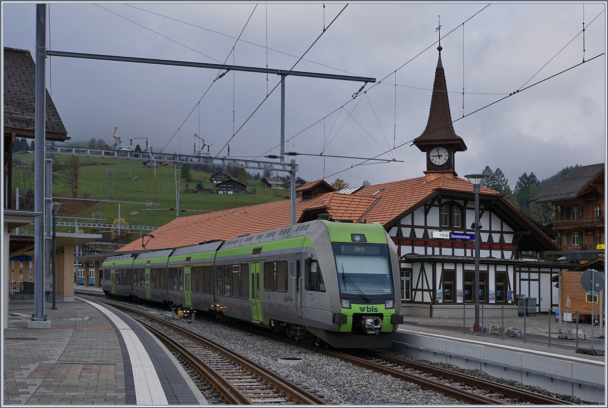 Der BLS Lötschberger RABe 535 124 im MOB Bahnhof Zweisimmen.
30. Okt. 2017