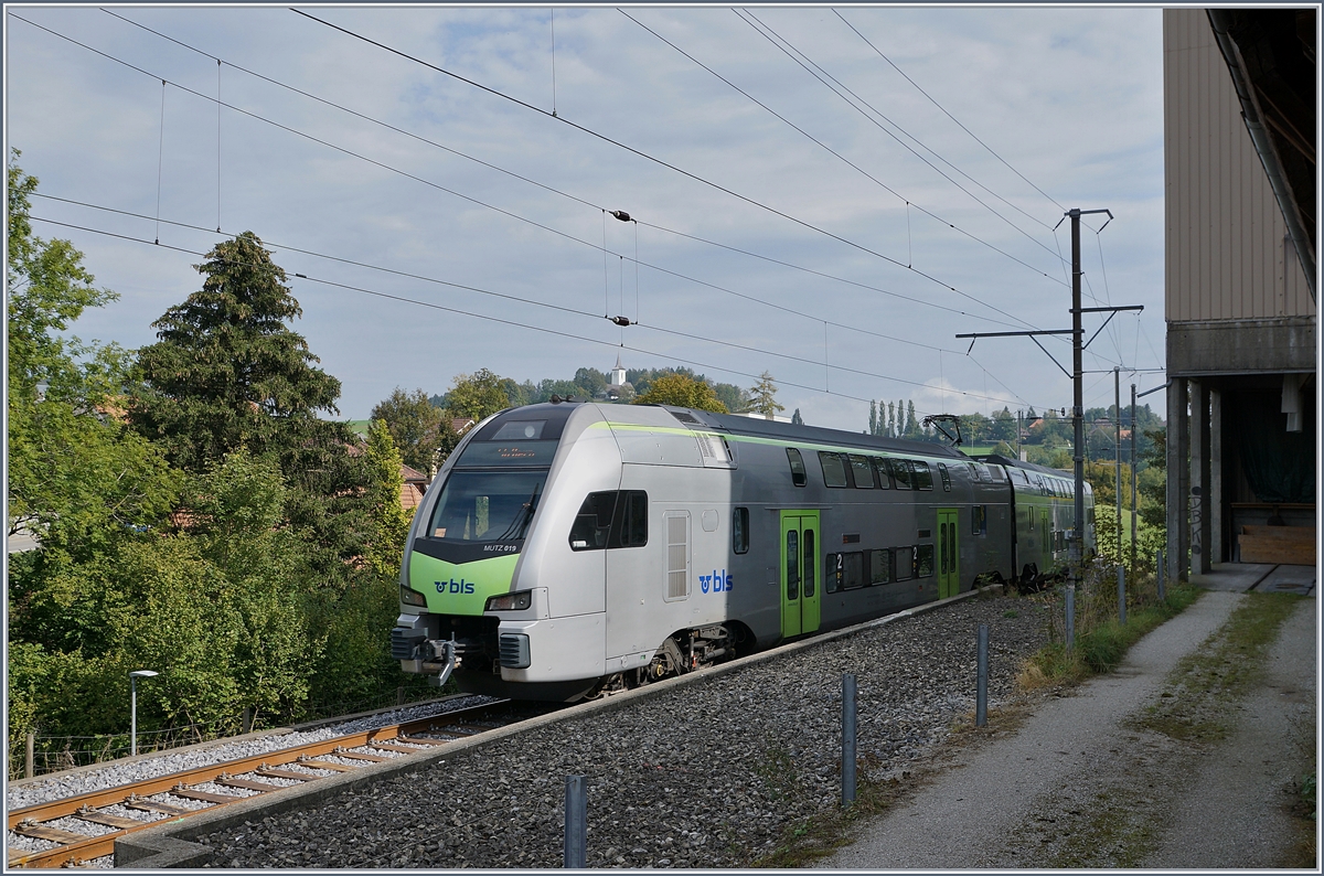 Der BLS MUTZ RABe 515 019 verlässt als S6 nach Bern den Bahnhof von Schwarzenburg. 

1. Oktober 2020