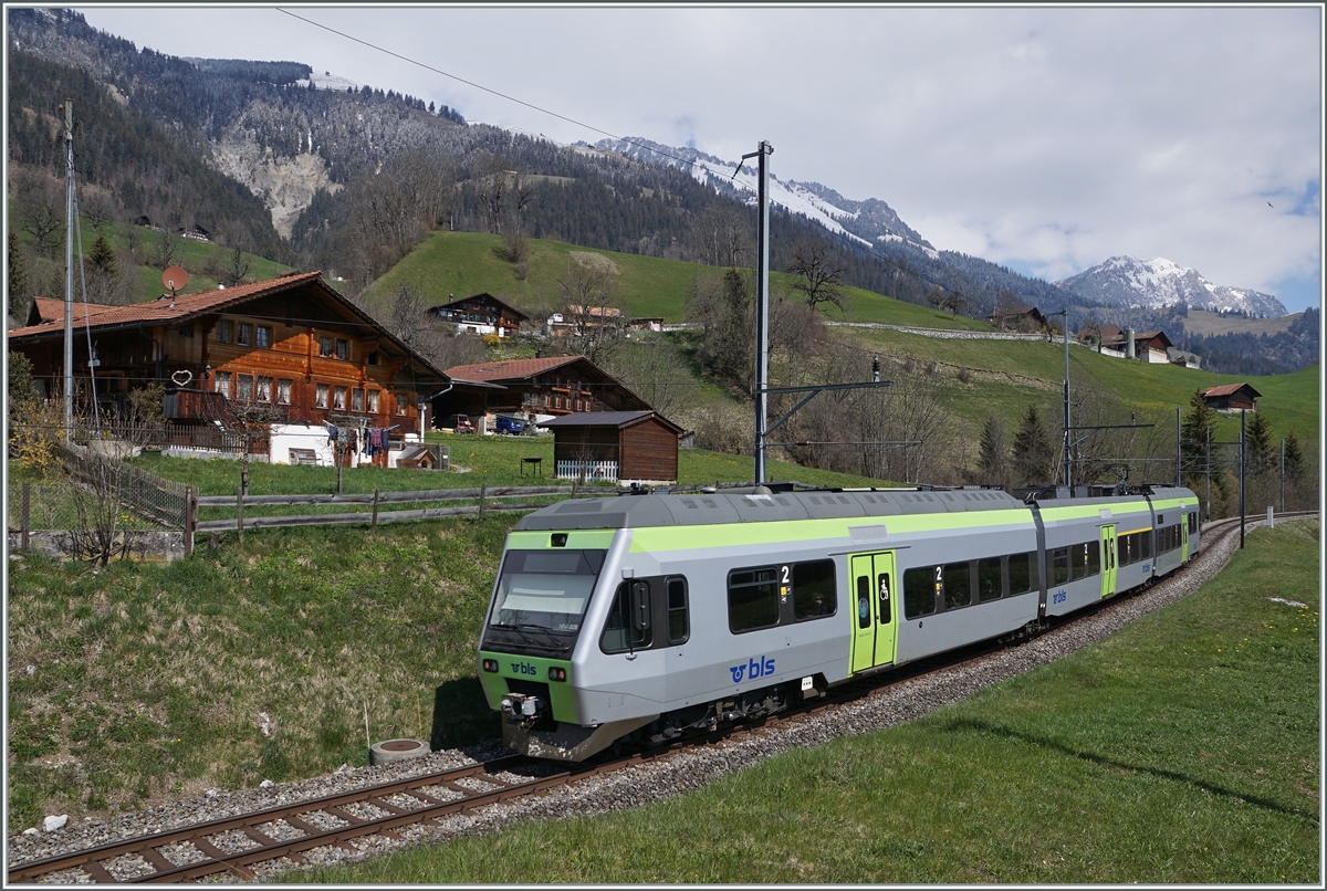 Der BLS Nina RABe 525 028 ist bei Enge im Simmental auf der Fahrt nach Bern. 

14. April 2021