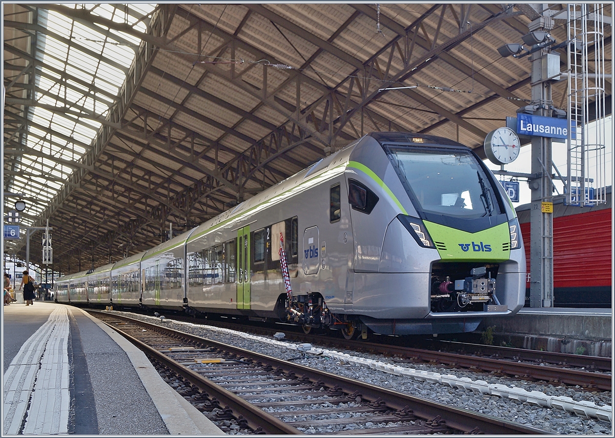 Der BLS RABe 528 102-7 (UIC 94 85 7 528 102-7 CH-BLS) auf einer Testfahrt in Lausanne. 

6. August 2020