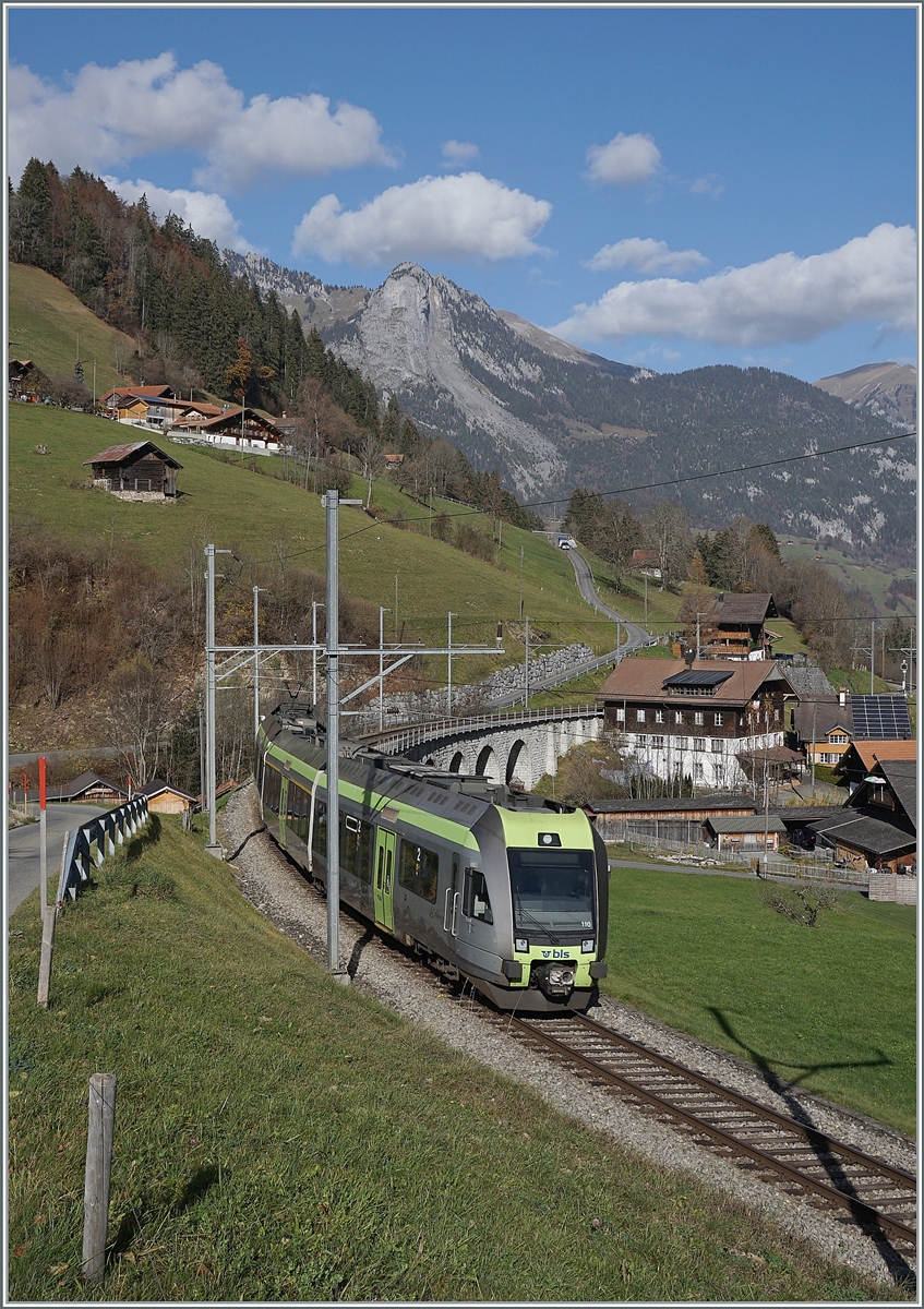 Der BLS RABe 535 110 ist als RE Zweisimmen - Bern kurz vor Garstatt unterwegs. 

9. Nov. 2020