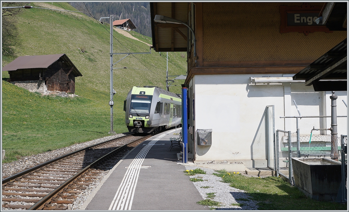 Der BLS RABe 535 113  Lötschbergerin  erreicht auf seiner Fahrt nach Zweisimmen den Bahnhof von Enge im Simmental. 

14. April 2021