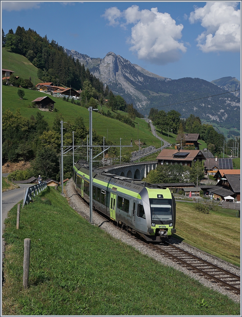 Der BLS RABe 535 116  Lötschberger  ist als Regionalzug 6824 von Zweisimmen nach Bern bei Garstatt unterwegs. 18. September 2020