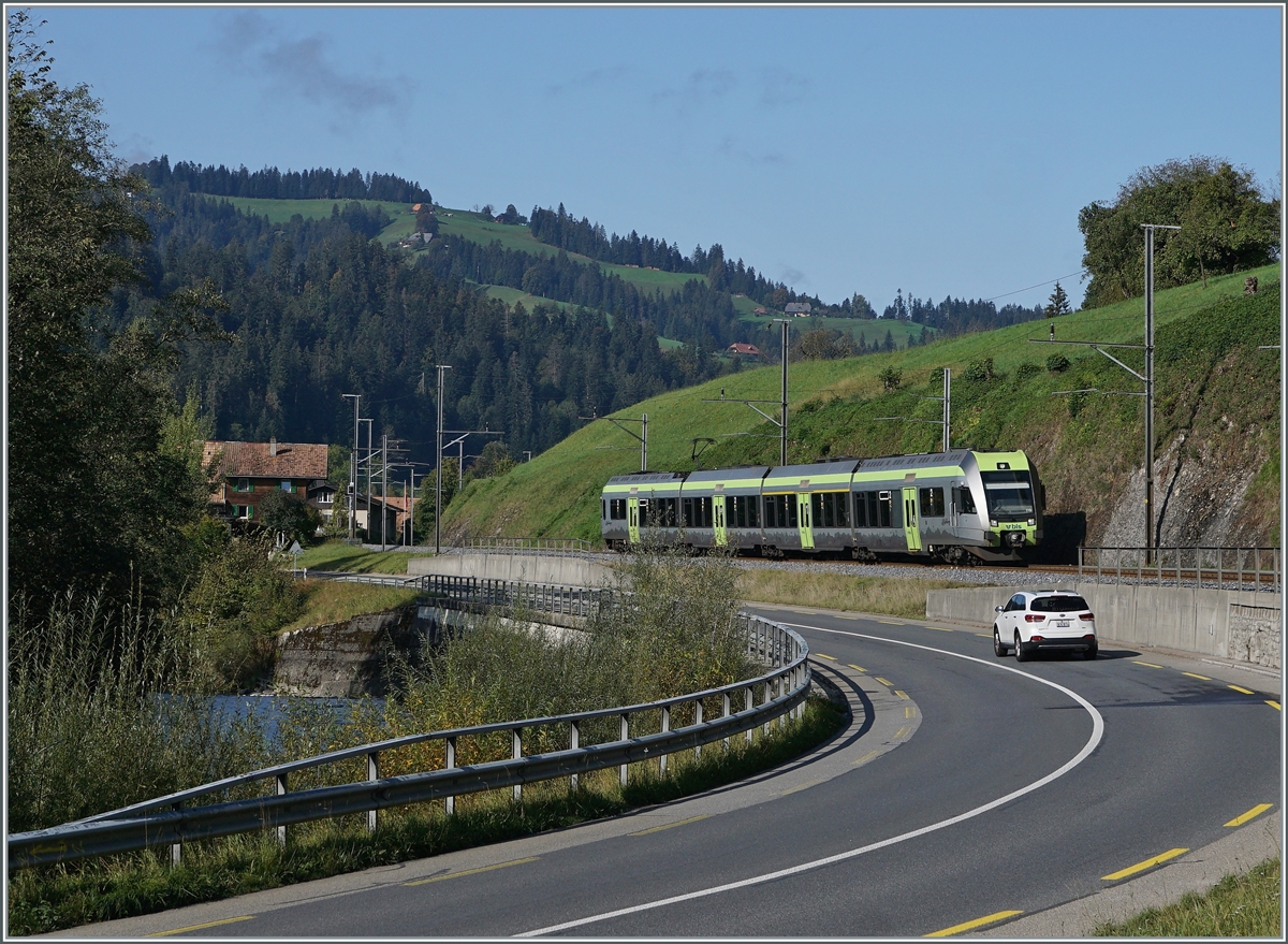 Der BLS RABe 535 119  Lötschberger  fährt kurz vor Trubschachen der Iflis entlang in Richtung Luzern. 

30. Sept. 2020