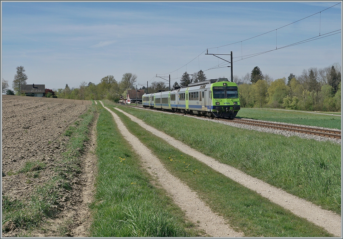 Der BLS RBDe 565 731 (94 85 7 565 731-7 CH-BLS) ist mit seinem Regionalzug 6569 kurz nach d Dotzigen auf der Fahrt von Lyss nach Büren an der Aare. 

19. April 2022