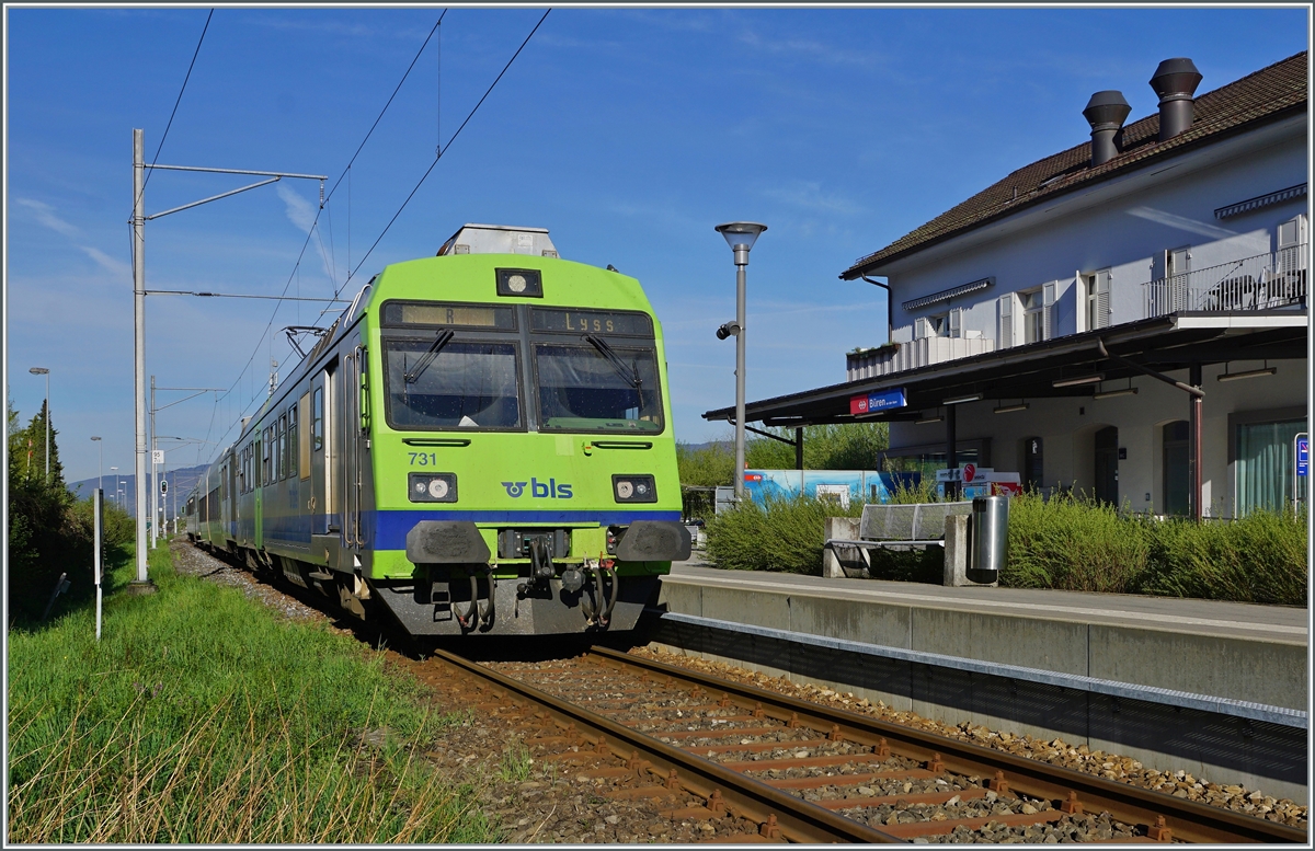 Der BLS RBDe 565 731 (94 85 7 565 731-7 CH-BLS) hat mit seinem Regionalzug von Lyss sein Ziel Büren an der Aare erreicht, ENDSTATION (pardon  Endbahnhof  heisst dies heute korrekt). 

19. April 2022