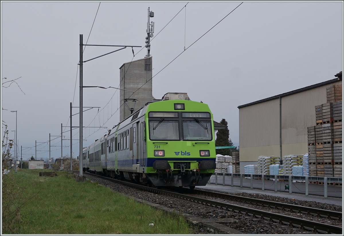 Der BLS Regionalzug 6562 bestehend aus dem ABt 971 (50 85 0835 971-1 CH-BLS) einem  Jumbo -Mittelwagen und dem RBDe 565 731 am Schluss verlässt Büren an der Aare. 

18. April 2021