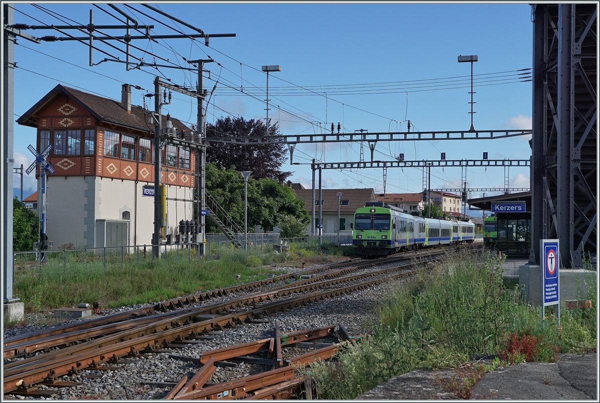 Der BLS Regionalzug von Lyss nach Bern (via Kerzers) mit dem RBDe 566 241 an der Spitze verlsst den Bahnhof von Kerzers. 

6. Juni 2021