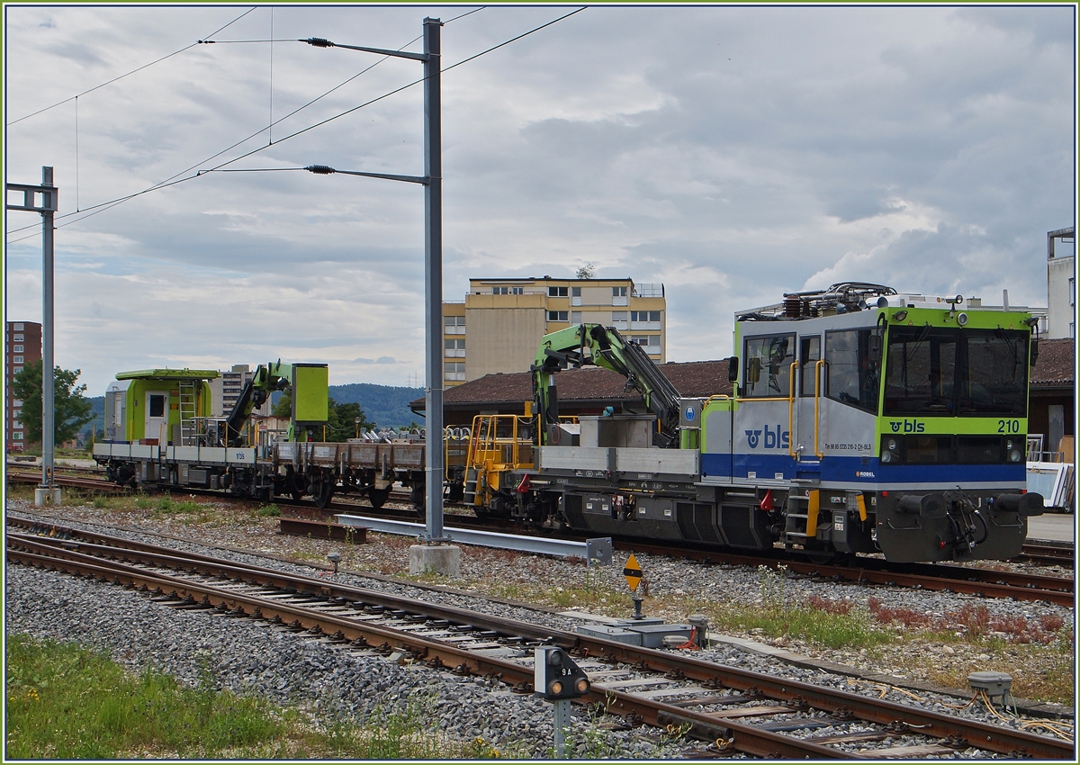 Der BLS  Robel  Tm 235 210 (UIC 98 85 5235 210-2 CH-BLS) steht in Grenchen Nord.

5. Juli 2014