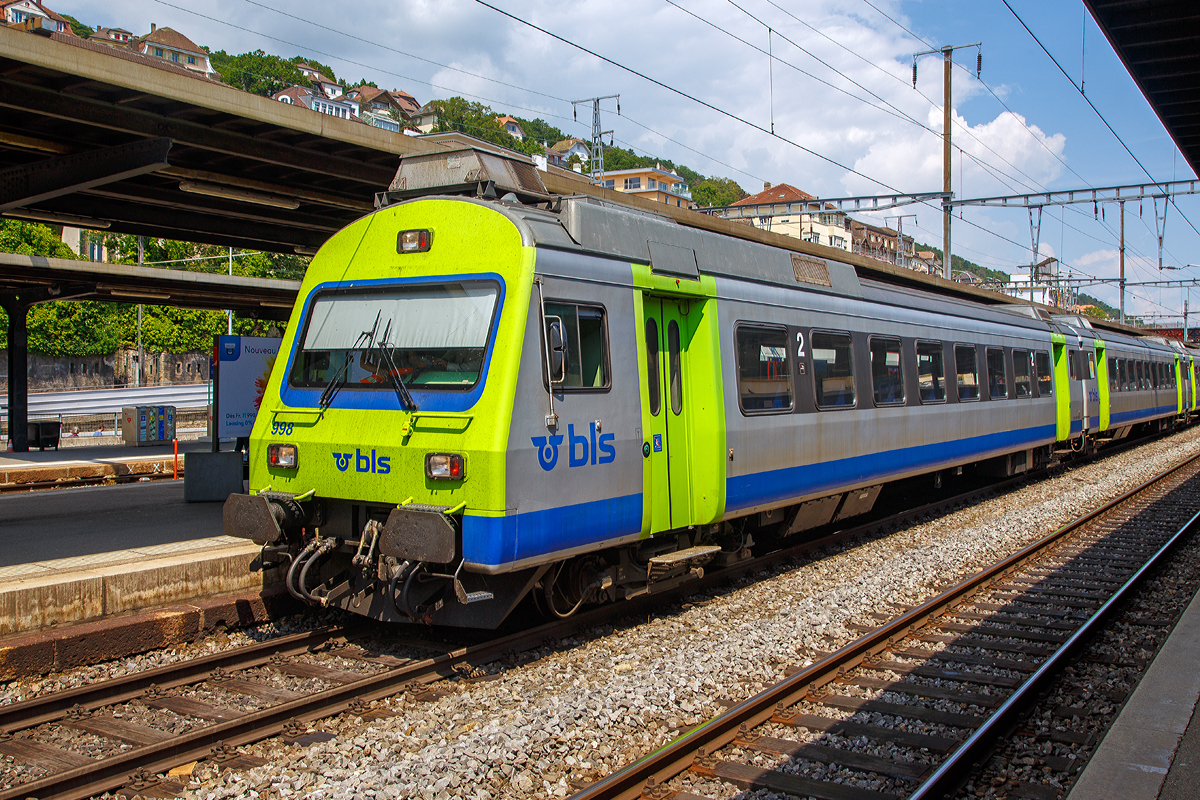 
Der BLS Steuerwagen 998 (Bt 50 85 80 – 35 998-4 CH-BLS) ein 2. Klasse Einheitswagen III (EW III), ex 1. Klasse Wagen, eingereiht am 18.05.2018 in einem BLS EWIII -  Pendelzug im Bahnhof Neuchâtel. 

Die BLS ließ 2005 bis 2006 zwei 1. Klasse Einheitswagen III zu den Steuerwagen Bt 50 85 28-34 997 und 998 umbauen.

TECHNISCHE DATEN:
Spurweite: 1.435 mm (Normalspur)
Wagenlänge über Puffer:  25.080 mm
Drehzapfenabstand: 18.760 mm
Eigengewicht: 31 t
Sitzplätze: 60 in der 2. Klasse
