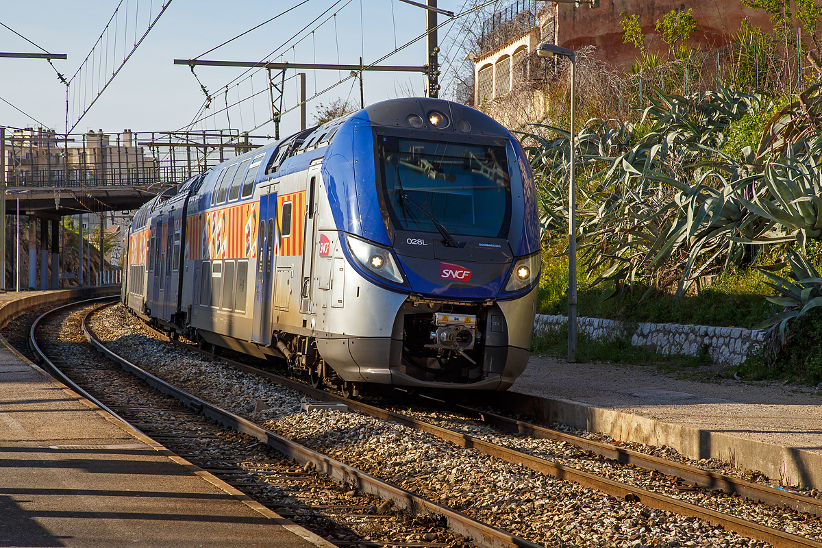 Der Bombardier - Régio2N Triebzug (Rame) 028L (Endwagen Z 55555/56) ein achtteiliger elektrischer Doppelstocktriebzug vom Typ Bombardier OMNEO der SNCF / TER Provence-Alpes-Côte d'Azur fährt am 26.03.2015 durch den Bahnhof Marseille-Blancarde.

An dem Nachsetzbuchstaben kann am auch die Triebzugzusammenstellung erkennen:
L = Longue (Lang): achtteilig, 109,910 m lang, besteht aus einem ein- und doppelstöckigen Endwagen und aus je drei ein- und zweigeschossigen (kurz oder lang) Mittelwagen;
C = Courte (Kurz): sechsteilig, 80,945 m oder 82,695 m lang
M = Moyenne (Mittel): siebenteilig, 94,975 m lang
EL = Extra Longue (Extra Lang): zehnteilig, 135,375 m lang

Weitere Beschreibung der Triebzüge vom Typ Régio2N unter: http://hellertal.startbilder.de/bild/deutschland~museen-und-ausstellungen~inno-trans-2014/378469/der-sncf-rgio2n-009l-baureihe-z.html  