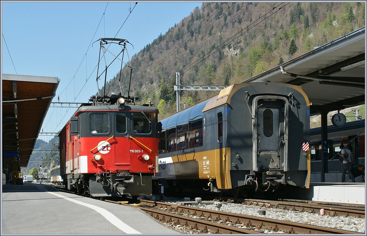 Der Brünigbahn-Gepäcktriebwagen De 110 003-1 in Interlaken Ost. Als die Zentralbahn nach der Eröffnung des Engelbergtunnels auf der Strecke nach Engelberg einen erhöhten Bedarf an kräftigen HGe 4/4 Loks hatte, wurden die fast siebzig jährigen, zwischenzeitlich Zahnlosen Dhe 4/6 Triebwagen als De 4/4 im  Talverkehr  Meringen - Interlaken - Meiringen zur Traktion der IR Züge eingesetzt. Erst mit dem Einsatz der  Adler -Triebzüge konnten die De 110 ihren Dienst quittieren.
9. April 2011