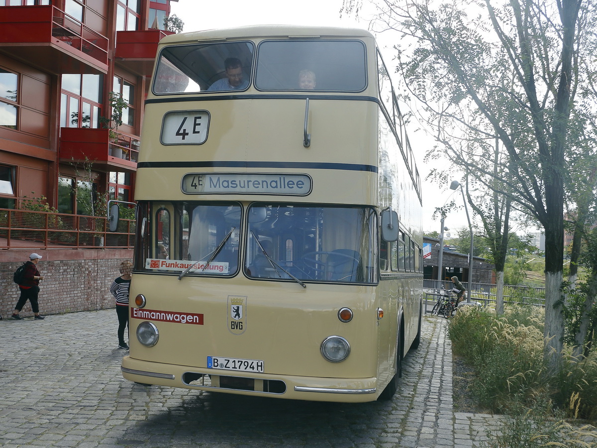 Der B�ssing DE 65  mit der Wagen Nummer Wagen 1794 an der Auffahrt zum Depot f�r Traditionsbus in der Monumentenstra�e in Sch�neberg am 08. September 2019. 