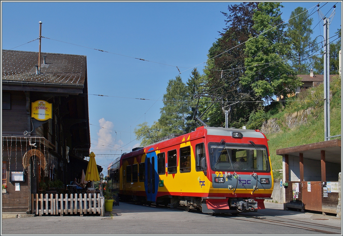 Der BVB Beh 4/8 93 erreicht als Regionalzug 23 von Villars-sur-Ollon nach Bex den Bahnhof  Gryon.
12. August 2015