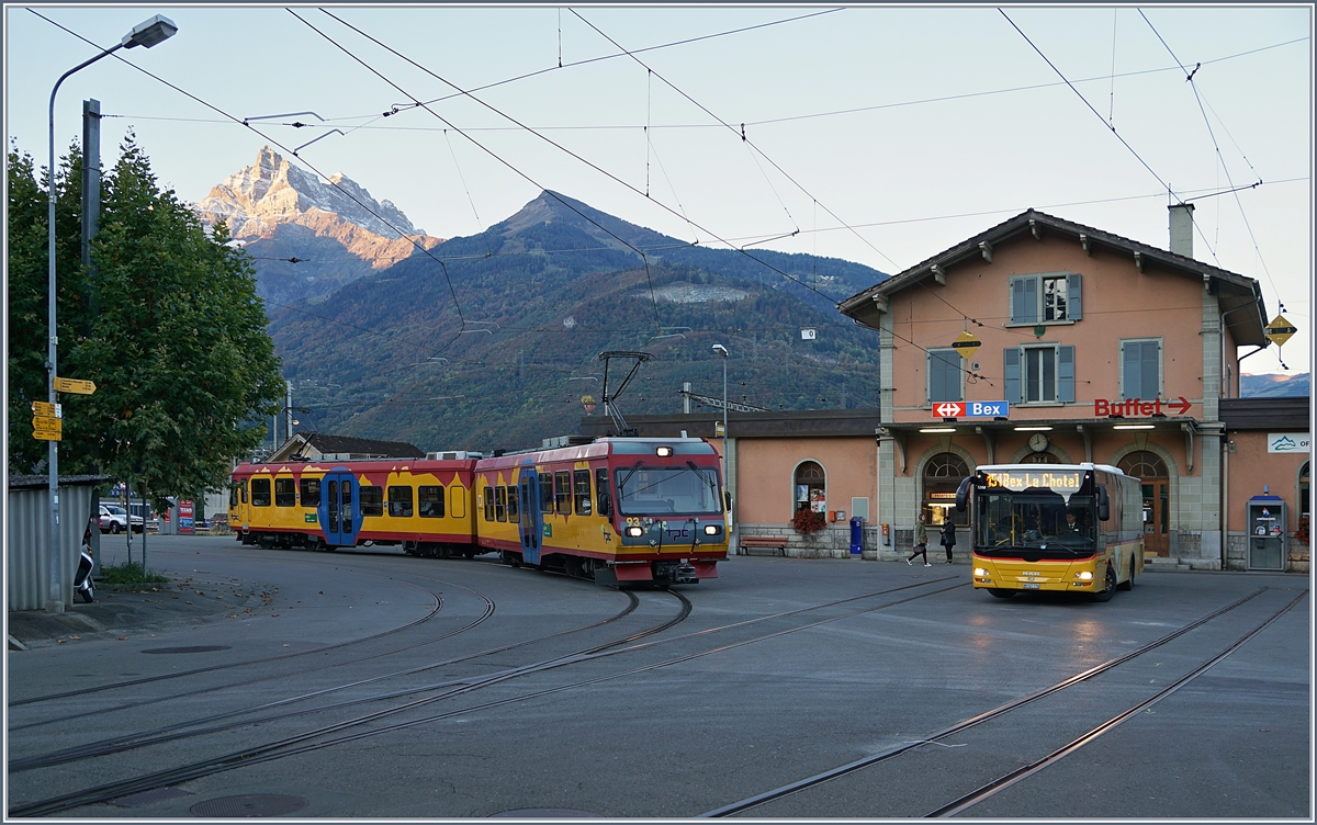 Der BVB TPC Beh 4/8 93  Tuttligen  und ein Post-Bus warten in Bex auf die Abfahrt; im Hintergrund und schon in der Sonne: die Dents de Midi.
11. Okt. 2017