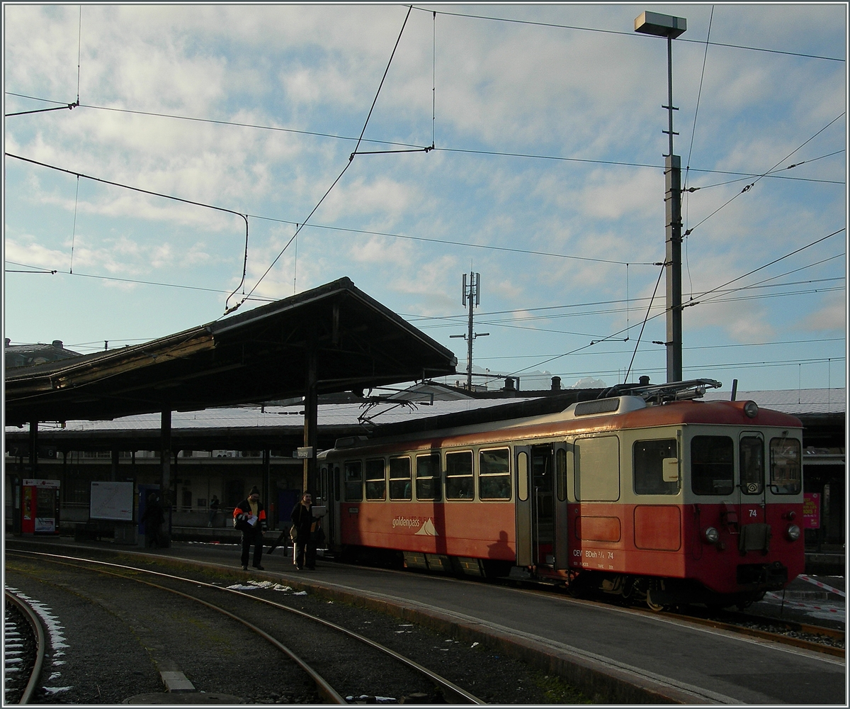Der CEV BDeh 2/4 N° 74 kurz vor der Abfahrt in Vevey als Regionalzug 1323 Richtung Blonay am  21. Jan. 2016.
