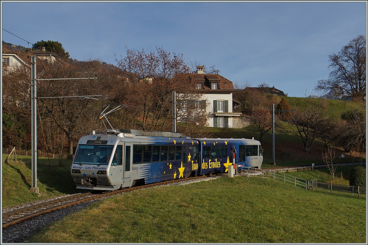 Der CEV Bhe 2/4  Train des Etoiles  unterwegs nach Vevey kurz vor St-Lögier Gare. 
11. Dez. 2015