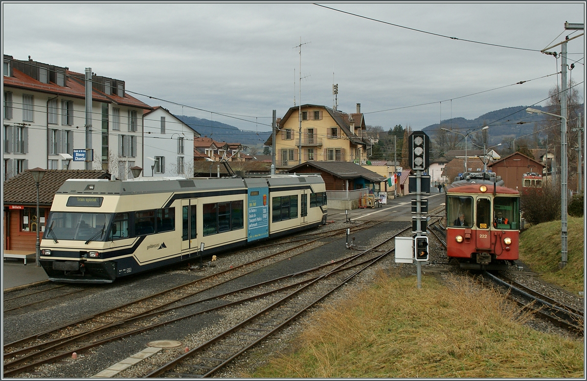 Der CEV GTW 2/6 wartet in Blonay, währned der Beh 2/4 75 und Bt 222 die Gäste Richtung Les Pleiades transportiert. 
Blonay, den 16. Jan 2014