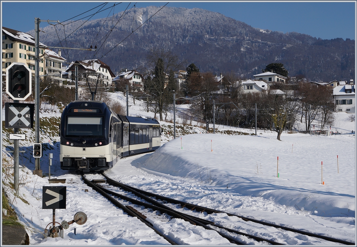 Der CEV MVR ABeh 2/6 7504 verlässt den verschneiten Bahnhof St-Légier Gare.
18. Jan. 2017