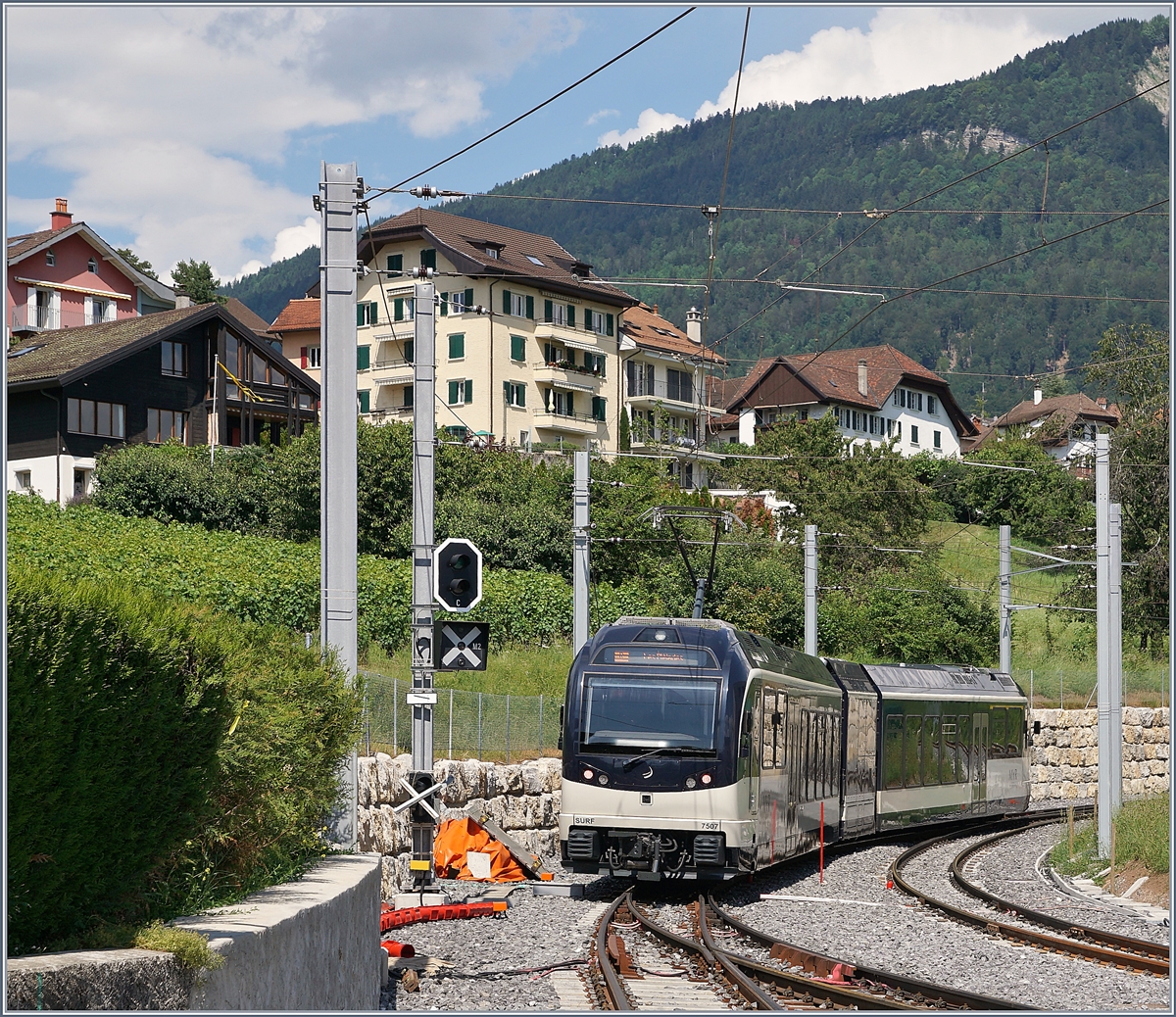 Der CEV MVR ABeh 2/6 7507 verlässt St-Légier Gare Richtung Les Pléiades; der Bahnhof St-Légier Gare ist nun fast fertig gestellt, auch wenn noch kleinere Arbeiten ausgeführt werden müssen wie z.B. die Inbetriebnahme der Weiche welche der Zug garde befährt. 

7. Juli 2019