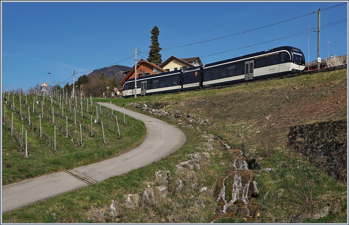 Der CEV MVR Abeh 2/6  St-Légier La Chiesaz  an der erst vor kurzem freigeschnittenen Fotostelle bei Plachchamp als Regionalzug im Lokalverkehr auf der Fahrt nach Montreux. 

16. März 2020
