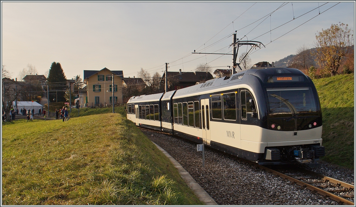 Der CEV MVR SURF (Srie Unifie Romande pour Rseau Ferr mtrique) GTW ABe 2/6 4501  St-Lgier  erreicht sein Ziel St-Lgier Gare, wo er in der Folge eingeweiht wird.
11. Dez. 2015 