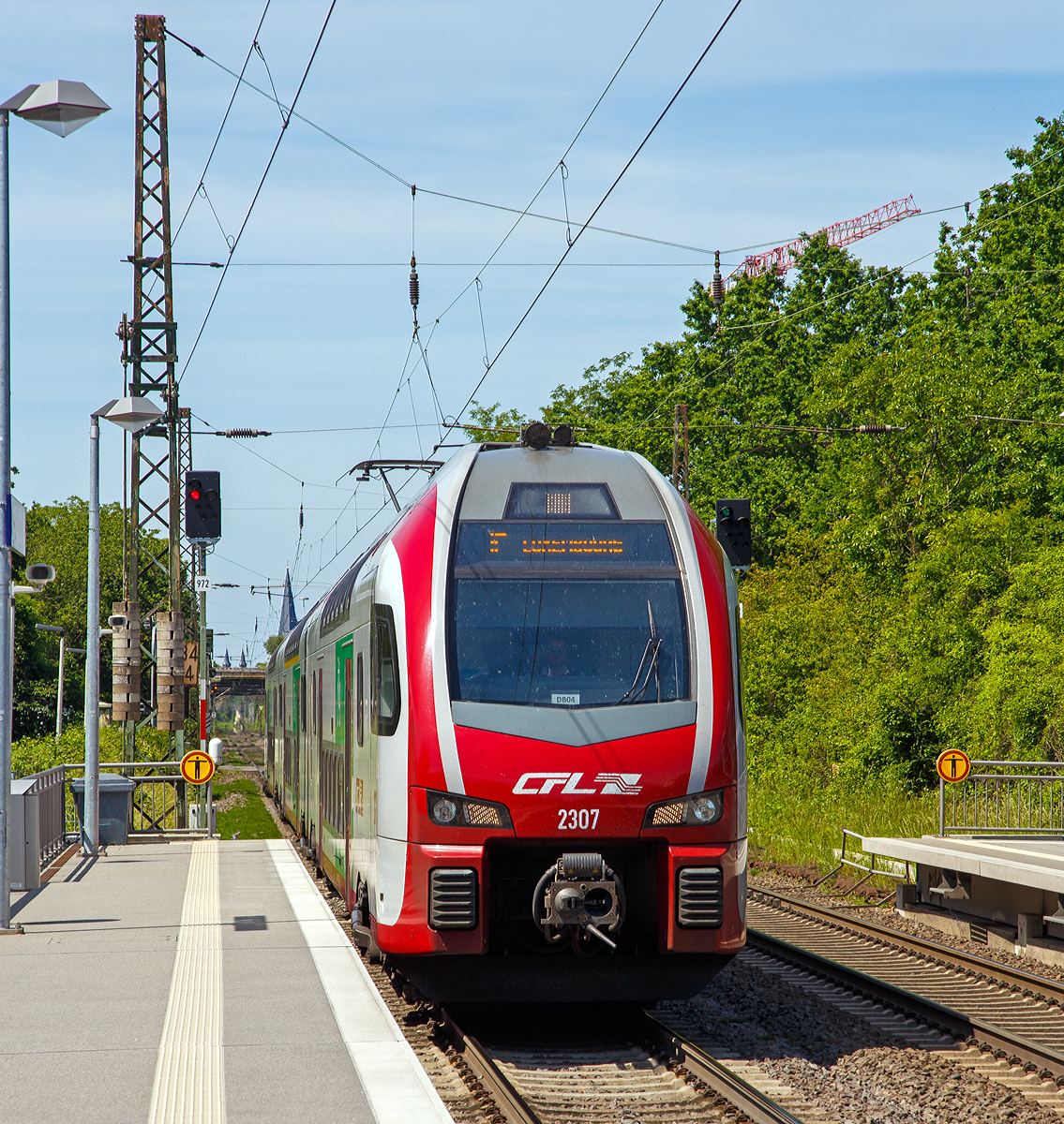 
Der CFL 2307, ein Stadler KISS, fährt am 01.06.2019 als IC 5106 (Düsseldorf Hbf - Koblenz Hbf - Trier Hbf - Luxembourg) durch den Bahnhof Bonn UN Campus (in Bonn-Gronau) in Richtung Koblenz. Ab Koblenz Hbf verkehrt er als RE 1 und ab Trier Hbf als RE 11.