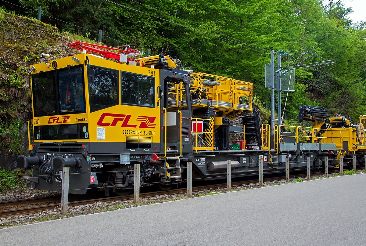 
Der CFL Robel 781 ein Robel Interventions- und Instandhaltungsfahrzeug 57.54 (IIF), Schweres Nebenfahrzeug Nr. 99 82 9236 781-5 L-CFLIF (Vhicule secondaire lourd Nr.) der CFL Infrastruktur ist am 14.05.2016 in Kautenbach (Luxemburg) auf dem Gleis nach Wiltz mit einem Oberleitungsmontagezug abgestellt.

Das Fahrzeug wurde 2011 von der ROBEL Bahnbaumaschinen GmbH in Freilassing gebaut und an die CFL geliefert. Zwei Achsen des Fahrzeuges werden hydrostatisch angetrieben, zudem ist das Fahrzeug mehrfachtraktionsfhig.

Zur Instandhaltungsausrstung gehren:
- Stromabnehmer mit Zusatzeinrichtung zum Erden des Stromabnehmers
- Palfinger PFD 99 Fahrdraht- und Tragseilpositionierer. Das Gert verfgt ber zwei getrennt fernsteuerbare Manipulatoren-Arme, mit denen alle in der Fahrleitungskette auftretenden Eckzge und Lotlasten aufgebracht werden knnen.
- Einer Palfinger Hubarbeitsbhne  PA 1002 mit einer max. Korbzuladung 1.000 kg (500 kg + 2 x 250 kg), diese Hubarbeitsbhne, ist dreiteilig. Die PALFINGER Hubarbeitsbhne PA 1002 wurde speziell fr die Aufgabenstellung im Fahrleitungsbau und –unterhalt entwickelt. Sie besteht aus einem dreigeteilten Arbeitskorb, welcher mittels einer zentralen Hubsule stufenlos auf eine Bodenhhe von 4,5 m angehoben werden kann. Die beiden kleinen Arbeitskrbe (max. je 250 kg Traglast) knnen zustzlich seitlich 3 m aus- und nochmals 2,8 m hochgefahren werden. Damit kann bis 9,3 m Arbeitshhe und bis 4,5 m Reichweite von der Gleismitte effizient und sicher gearbeitet werden. In allen drei Arbeitskrben sind Anschlsse fr elektrische und pneumatische Handwerkzeuge sowie teleskopierbare Arbeitsscheinwerfer vorhanden.
- Palfinger Kran vom Typ PKR 200 D, Hubmoment16,2 mt, Max. Reichweite 14,7 m, Hubkraft 910 kg bei max. Reichweite

TECHNISCHE DATEN:
Anzahl der CFL Serie 780: 1
Nummerierung: 781
Baujahr: 2011
Spurweite: 1.435 mm
Offizieller Name:  57.54 / Interventions- und Instandhaltungsfahrzeug (IIF)
Achsenanzahl: 4
Lnge ber Puffer: 19.800 mm
Drehzapfenabstand: 13.200
Achsabstand im Drehgestell: 1.800 mm
Raddurchmesser: 920 mm (neu)
Breite: 3.140 mm
Eigengewicht: 56 t
Maximale Nutzlast: 10 t (auf Streckenklasse A 2 t)
Max. Anhngelast: 200 t
Leistung: 215 kW 
Hchstgeschwindigkeit: 100 km/h 
Zugelassene Personenzahl: 5
Kleister befahrbarer Gleisbogen: R 150 m