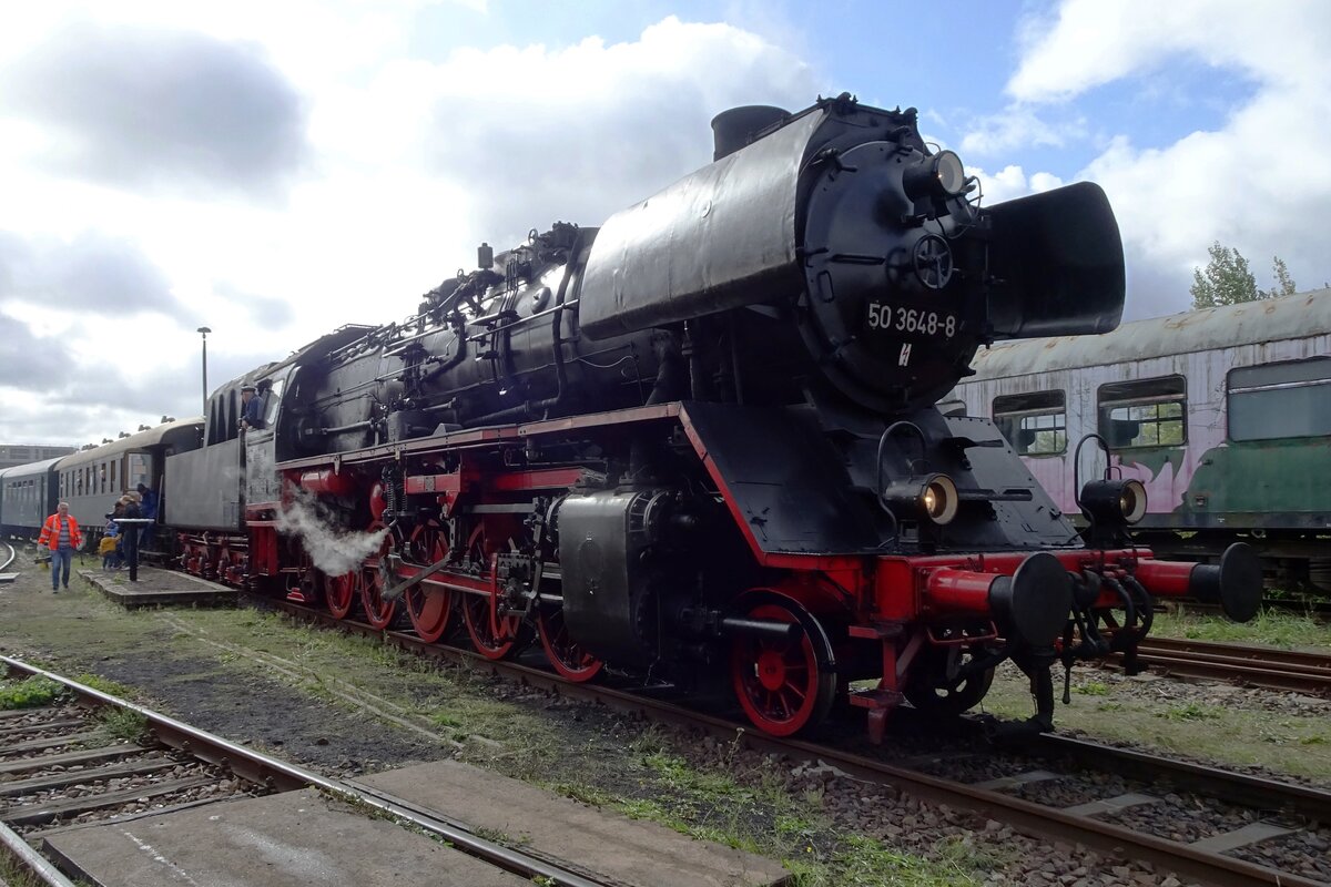 Der Chemnitzer 50 3648 steht mit ein Dampfzug in Berlin-Schöneweide am 18 September 2022. 