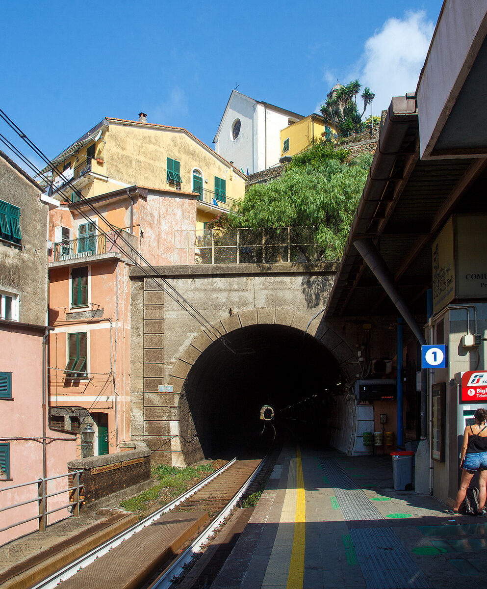 Der Cinque Terre Bahnhof Vernazza an der Bahnstrecke Pisa–Genua (RFI Strecke-Nr. 77 / KBS 31 La Spezia–Genua) am 22.07.2022. Hier mit Blick (und Durchblick) auf den nördlichen Tunnel Gleis 1/Bahnsteig 1 (in Richtung Levanto).

Vernazza ist eines der fünf Dörfer der Cinque Terre (Fünf Ortschaften) und verfügt, wie die anderen Dörfer, über einen Bahnhof an der Bahnstrecke Pisa–Genua (RFI Strecke-Nr. 77 / KBS 31 La Spezia–Genua). Der Bahnhof liegt zwischen zwei zweigeteilten Tunneln, jeder Bahnsteig hat seine eigenen Tunnelröhren. Wie auch in Riomaggiore passen die Bahnsteige nicht komplett unter freien Himmel, der Rest der Bahnsteige ist jeweils in einem der Tunneln. 

Oben die Kirche San Francesco (Chiesa di San Francesco) vom gleichnamentlichen Kloster Convento di San Francesco, welches hinter der Kirche liegt.
