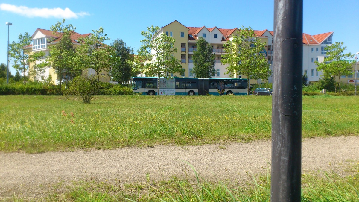 Der Citaro 2 NB SW 581...mit werbung für eine apotheke in der stadt....fährt der citaro schon paar tage durch die stadt
und mit einer sportlerin am heck (julia Mächtig)